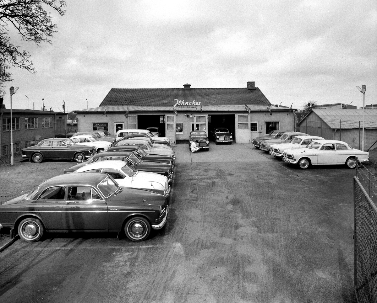 Jöhnkes bilförsäljning av begagnade Volvo bilar på Gamla Tanneforvägen 35, 1966.