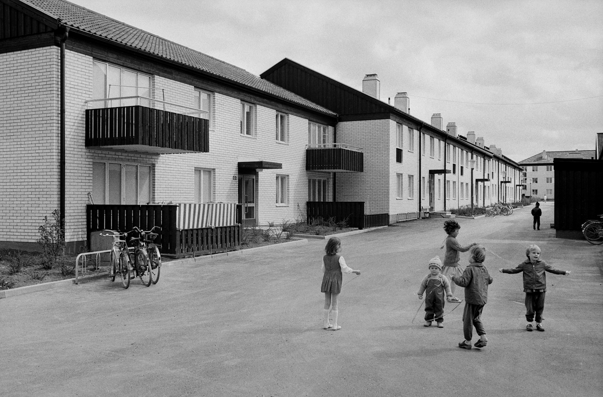 Barn som leker i nya bostadsområdet Skäggetorp, 1967.