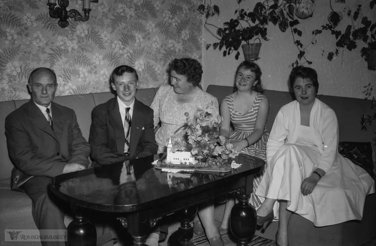 "1957. konfirmasjon Tautra". .Familien Tautra på Kringstad. .Fra konfirmasjonen til Sverre Tautra.