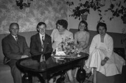 "1957. konfirmasjon Tautra". .Familien Tautra på Kringstad. 