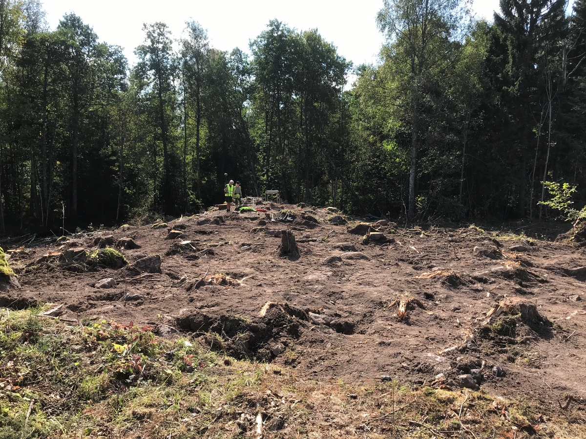 Två arkeologer och ett såll. Foto taget i samband med den arkeologiska undersökningen vid stenåldersboplatsen, L1970:2792 i Höreda socken i Eksjö kommun, Jönköpings län hösten 2021.