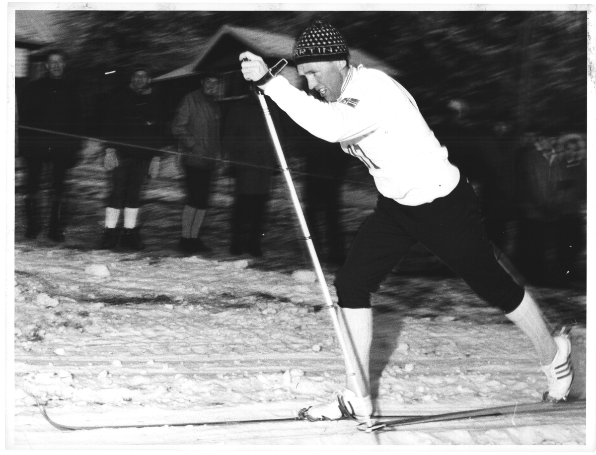 Odd Martinsen vinner Bogstadsprinten. DEXTRA Photo / DigitaltMuseum