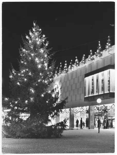 Stockholm. Jul I Farsta Centrum. En Stor Julgran Med Belysning Står På ...