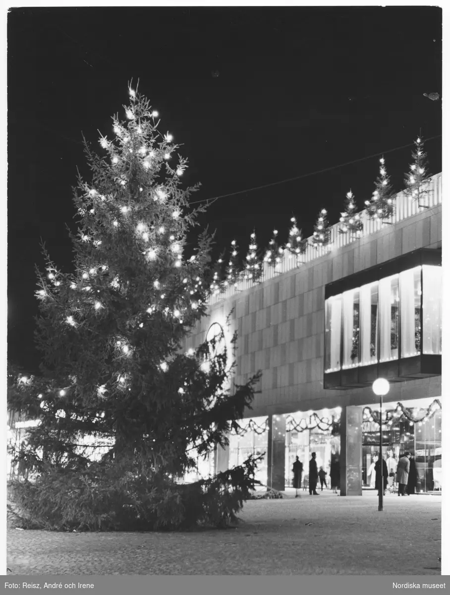 Stockholm. Jul i Farsta Centrum. En stor julgran med belysning står på