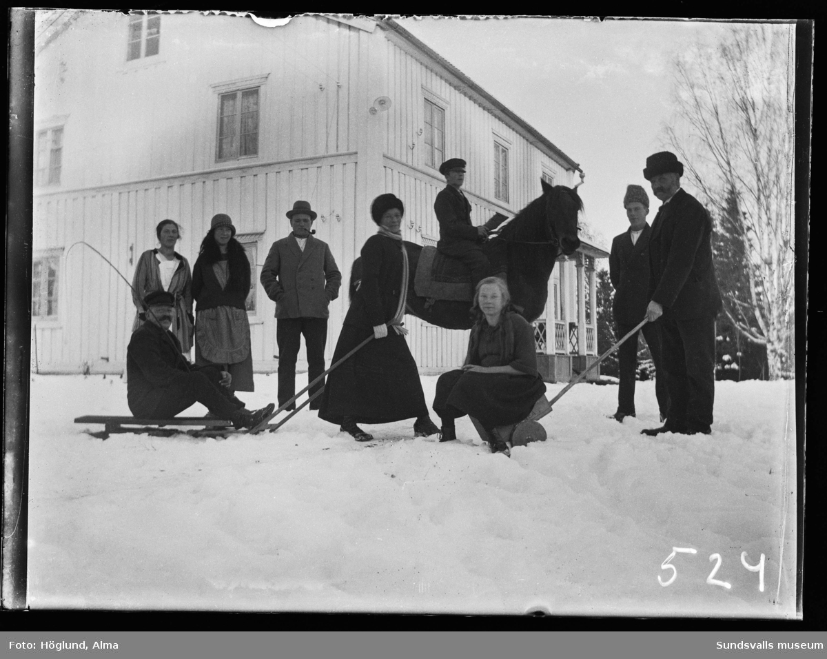 Tre vinterbilder från Backgården i Fanbyn, Stöde, med en grupp människor och två hästar. Med på bilderna finns bland andra: Arvid Wiström, Ada Wiström, Hilma Höglund, Adelia Larsson och Albin Fanqvist.
