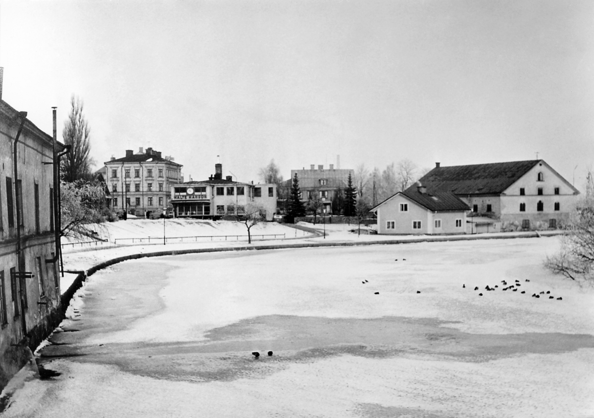 Stångån nerströms Stångebro. I vänsterkant syns Nyströms tvätteri följt av Malte Månsons verkstad. Till höger Stångs Magasin. Fram till 1860-talet fanns ett vattenfall, uppströms Stångs Magasin, vars kraft alltsedan medeltiden har använts till bland annat driften av kvarnar. 1802 köptes fastigheten av Bergsmekanikus Olof Åkerréhn. Han lät bygga kvarnbyggnaden, idag Stångs Magasin, år 1805. Kvarnen byggdes om till magasin när fallen byggdes bort för Kinda kanal. Fastigheten och byggnaden har sålts ett flertal gånger och fungerat som tull- och sjömanshus samt spannmålsmagasin som gett huset sitt namn. Sedan 1998 har restaurangverksamhet funnits i byggnaden.