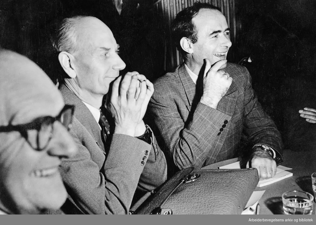 NKP-formann Emil Løvlien og Arbeiderpartiets formann og nestformann, Einar Gerhardsen og Trygve Bratteli, fotografert under en valgdebatt i NRK, høsten 1953