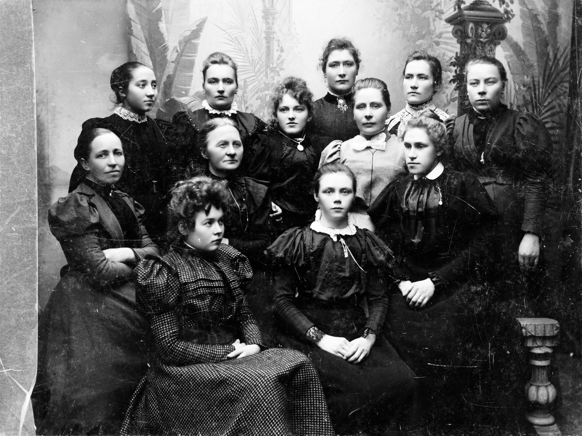 Elever ved Elen Ofstads kvindelige Haandgjerningsskole