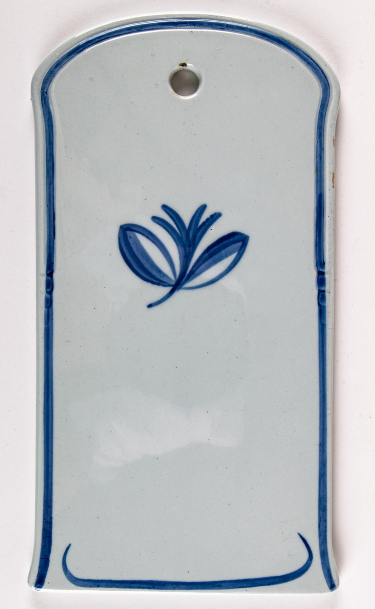 Skärbräda i flintgods, dekor Blått band av Arthur Percy, skapad 1931. Handmålad blå bladrosett och blå handmålad rand längs kanten.