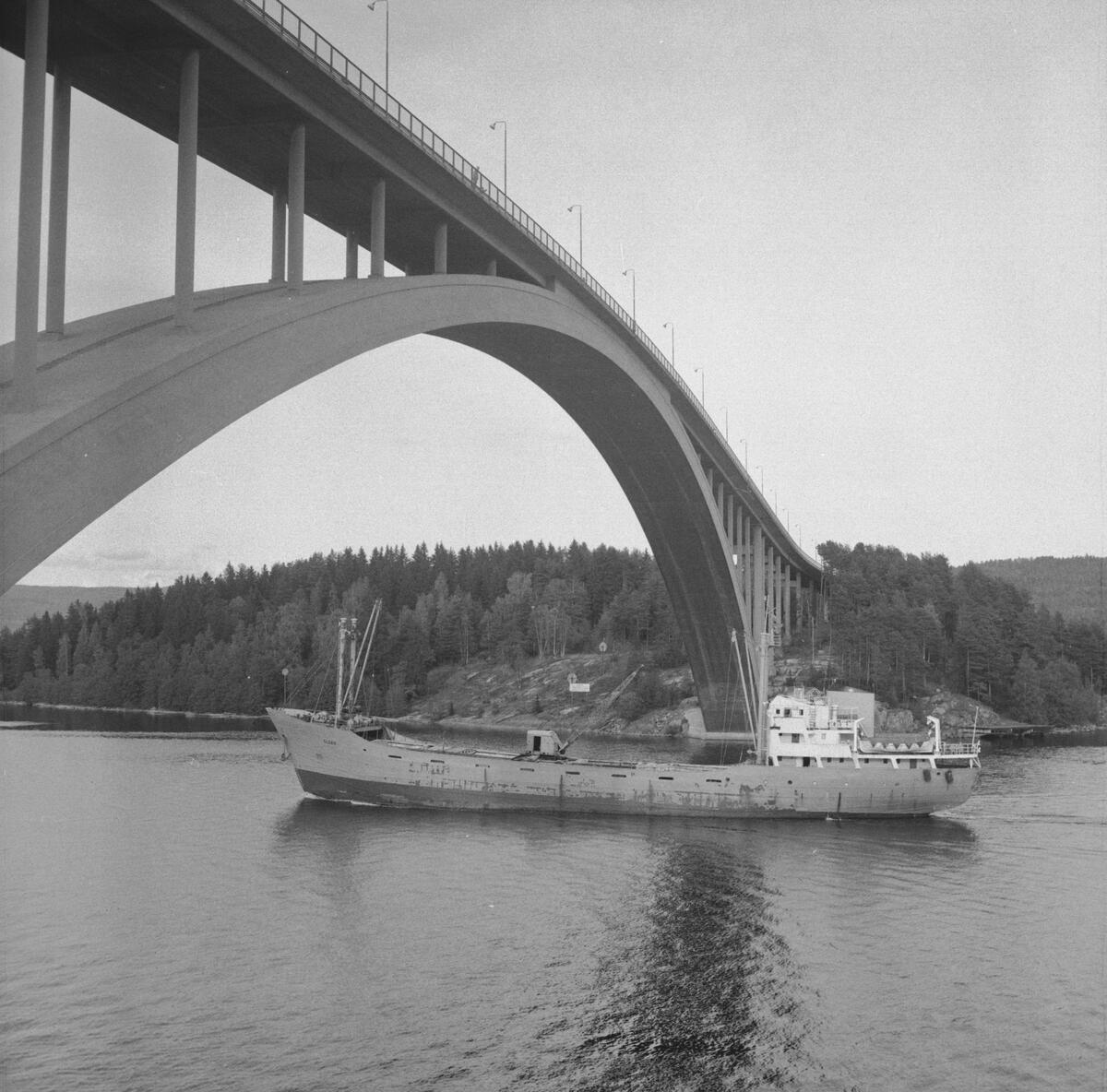 Fartyget Elbstrom vid Sandöbron