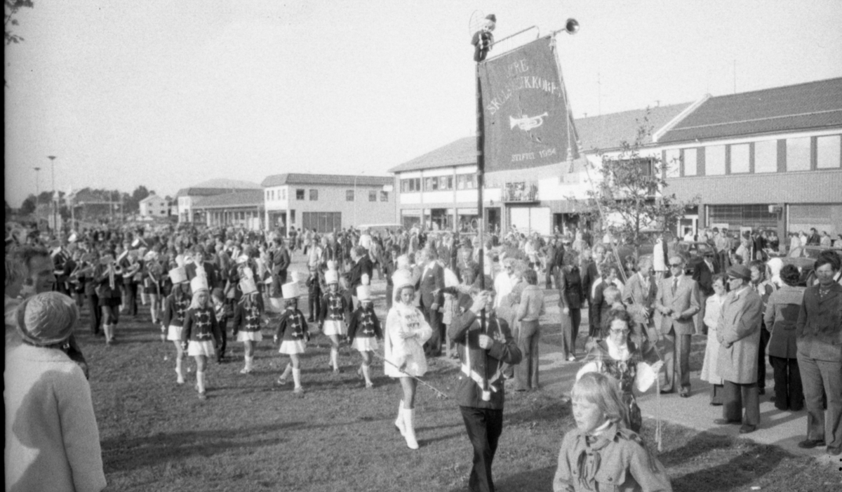 Sør-Troms og Vesterålens 19. skolemusikkstevne på Sortland 12. og 13 juni. 1976. Vesterålsgata nedenfor rådhuset på Sortland.