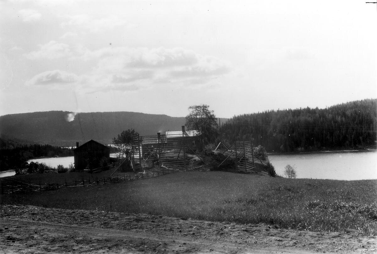 Torp på gränsen mellan byarna Mädan och Sund med ön Långsön i bakgrunden