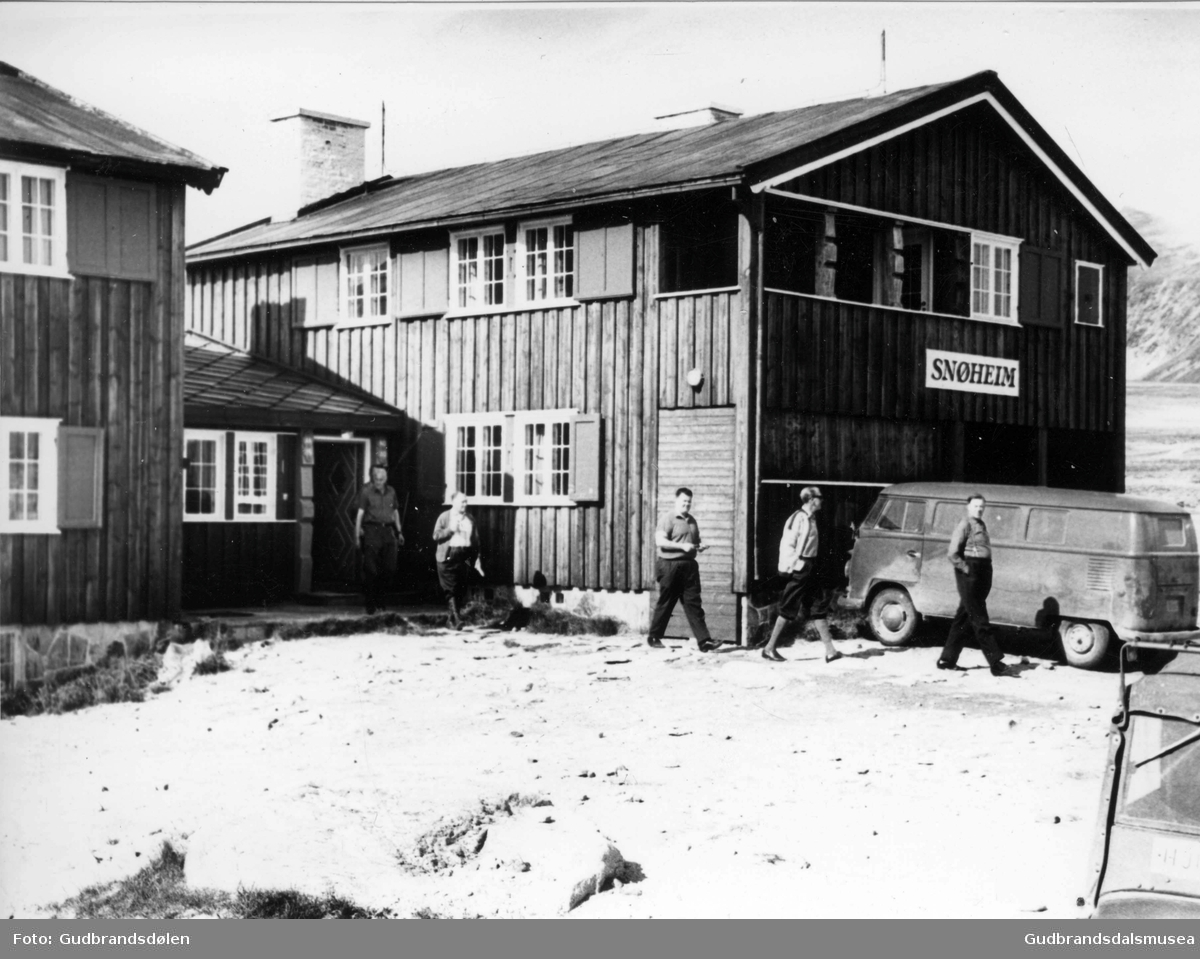 Stortingets kommunalkomité på befaring ved Snøheim i 1966. De hadde tidligere på dagen besøkt Hjerkinn fjellstue og det militære skytefeltet på Hjerkinn.
