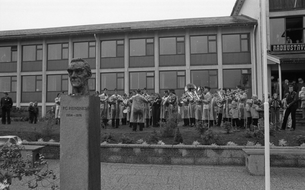 Minnebautaen over P.C. Reinsnes avdukes. Utenfor rådhuset, Sortland 26. august 1978.