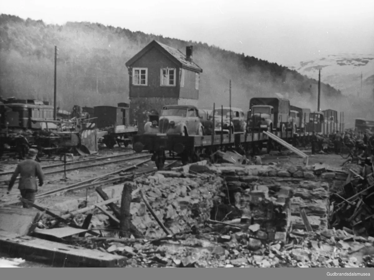 Eit tysk transporttog på Dombås stasjon under krigen. Stasjonen og ...