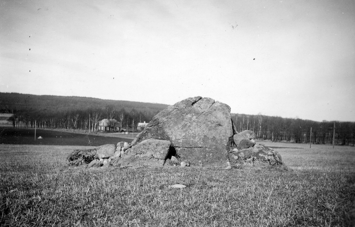 Halmstad. Holms sn. Raä 2. Offersten vid Holm, fotograferat från öster, sydost och ovanifrån. (Skålgropsten).
Motivtext foto 1: Detalj av stenens överdel med offerskålar.