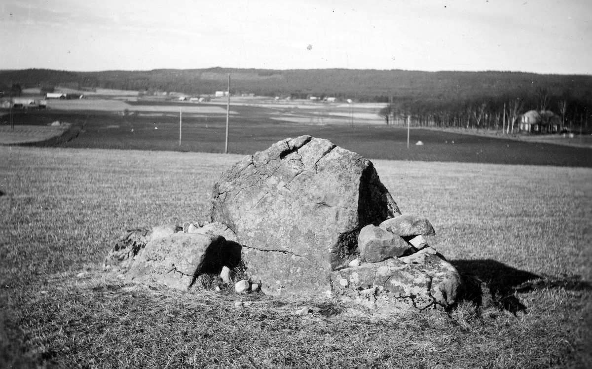 Halmstad. Holms sn. Raä 2. Offersten vid Holm, fotograferat från öster, sydost och ovanifrån. (Skålgropsten).
Motivtext foto 1: Detalj av stenens överdel med offerskålar.