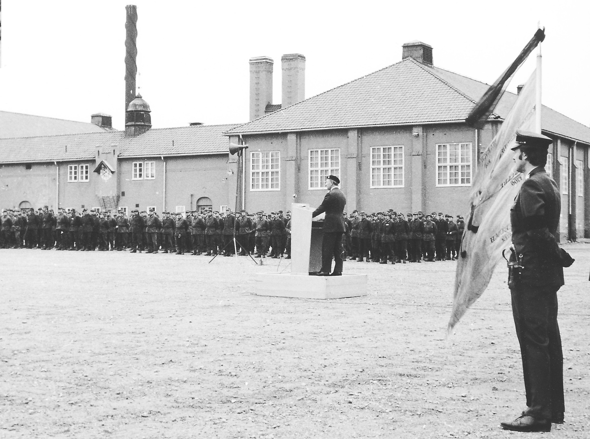 Kaserngården, 1973

Minneshögtiden vid repetitionsövningsomgång efter konung Gustav VI Adolf död.
Förbandet på bilden är 54. skankomp (stormkanonkompaniet strv 74)

OBS Flera bilder