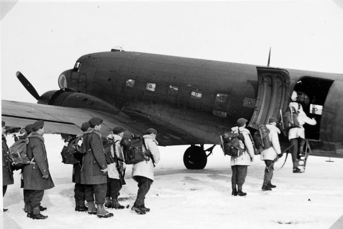Medlemmer av de norske polititroppene stiger ombord i en Douglas C-47 for transport til Finnmark.