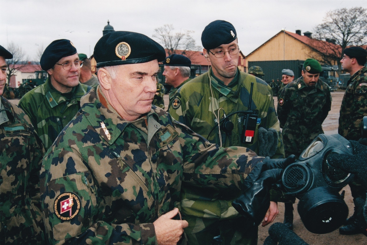 Schweiz ÖB besök vid Göta Trängregemente nov 2003. Inspektion av skyddsmask.