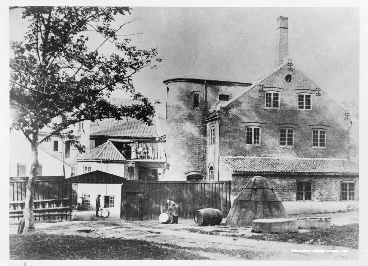 Reprofotografier av fotografier av Lilleborg fabrikker. Påskrift: "Fotoutsnitt av Lilleborgs oljemølle i 1903."