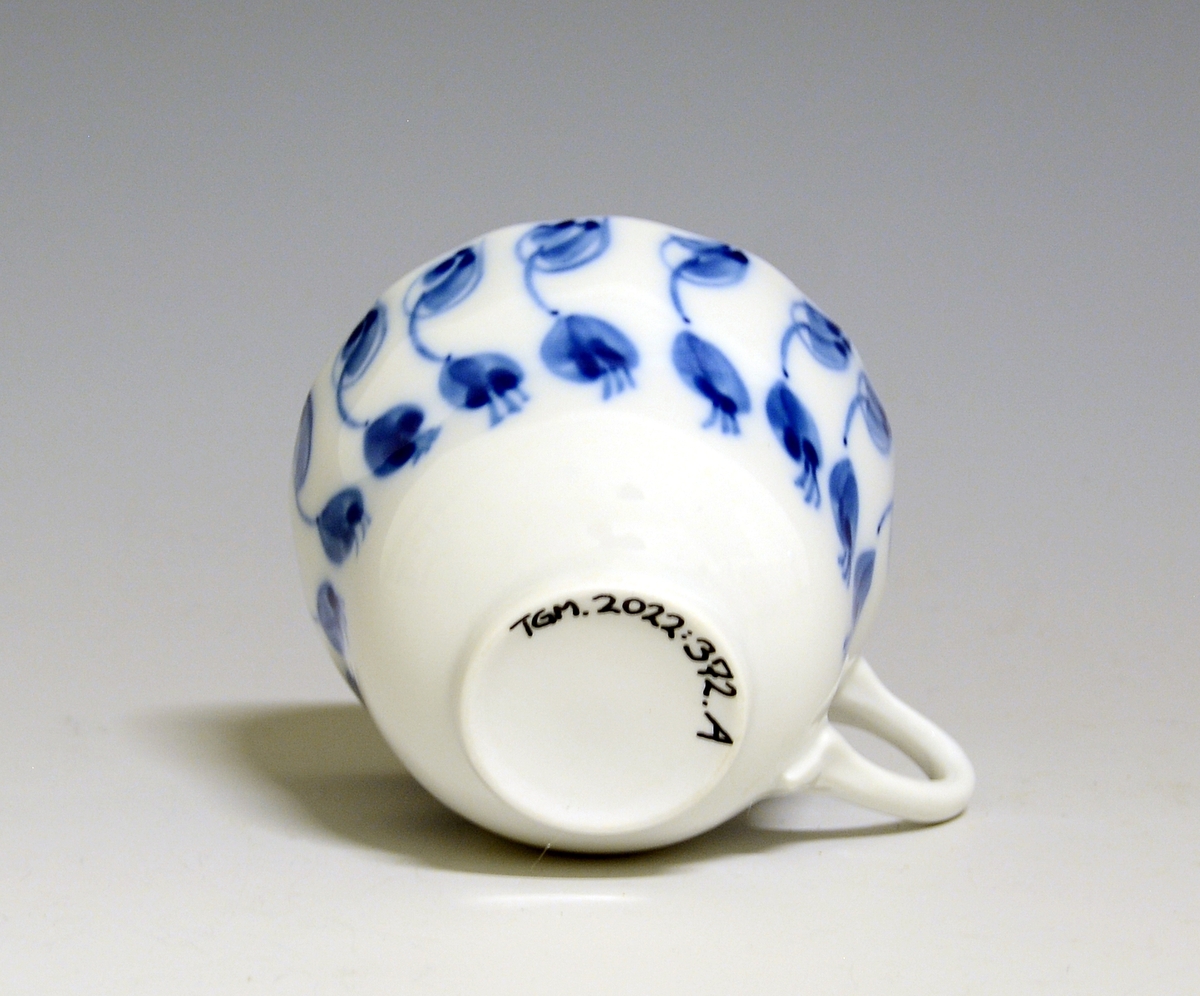 Kaffekopp av porselen. Håndmalt blomsterdekor med blå blomster i underglasur.
Modell: 1800, Victoria
Prøve. Uten fabrikkmerke.
