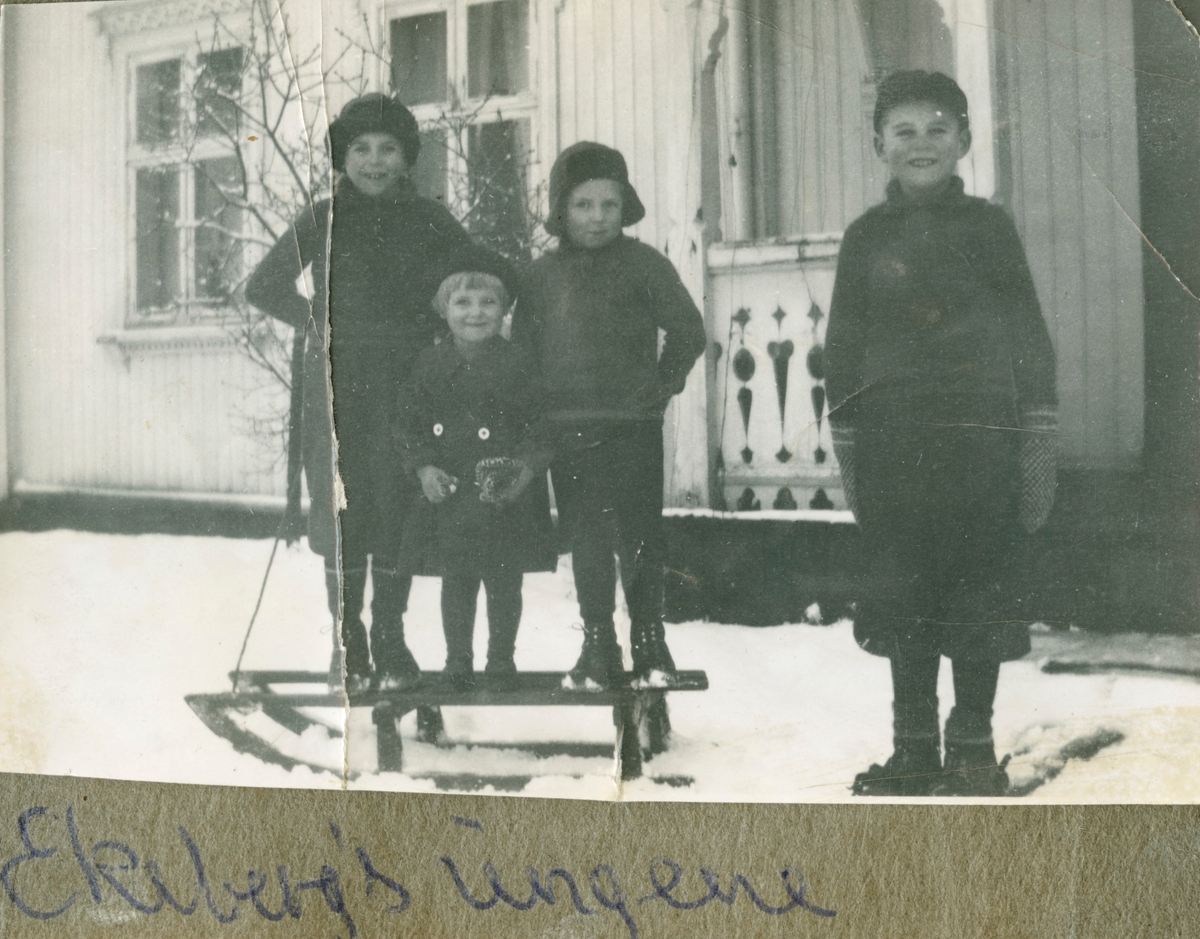 Ungene fra Eikeberg gård med ski og kjelke. Ole, Karen, Hans og Karl.