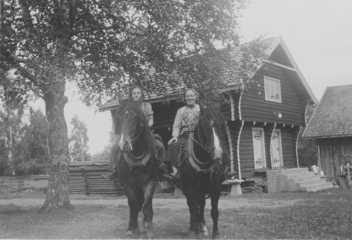 To jenter til hest på Kjærstad i Gjerdrum ca. 1942.