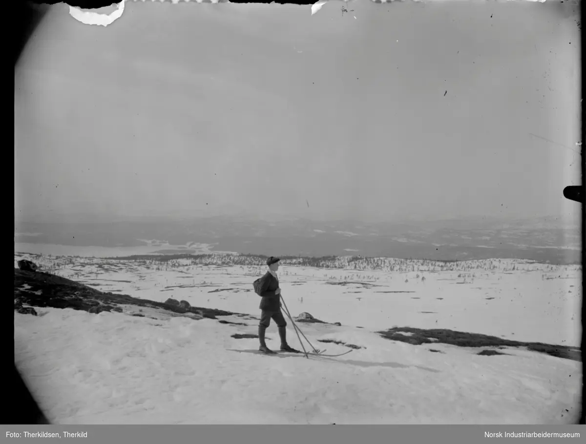 Mann på ski kledd i knickers og med ryggsekk. Skitur på Blefjell, i horisonten skimtes Follsjå.