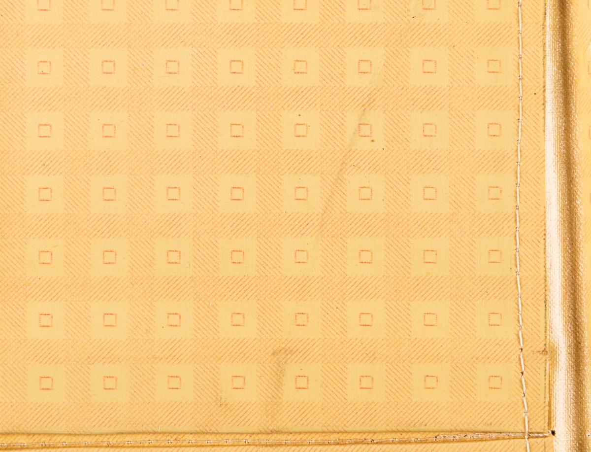 Förvaringsfack i gul vaxduk. Stort fack längst ner, 2 mindre stående rektangulärt samt 2 små längst upp (liggande). En öljett i vardera hörn för upphängning.