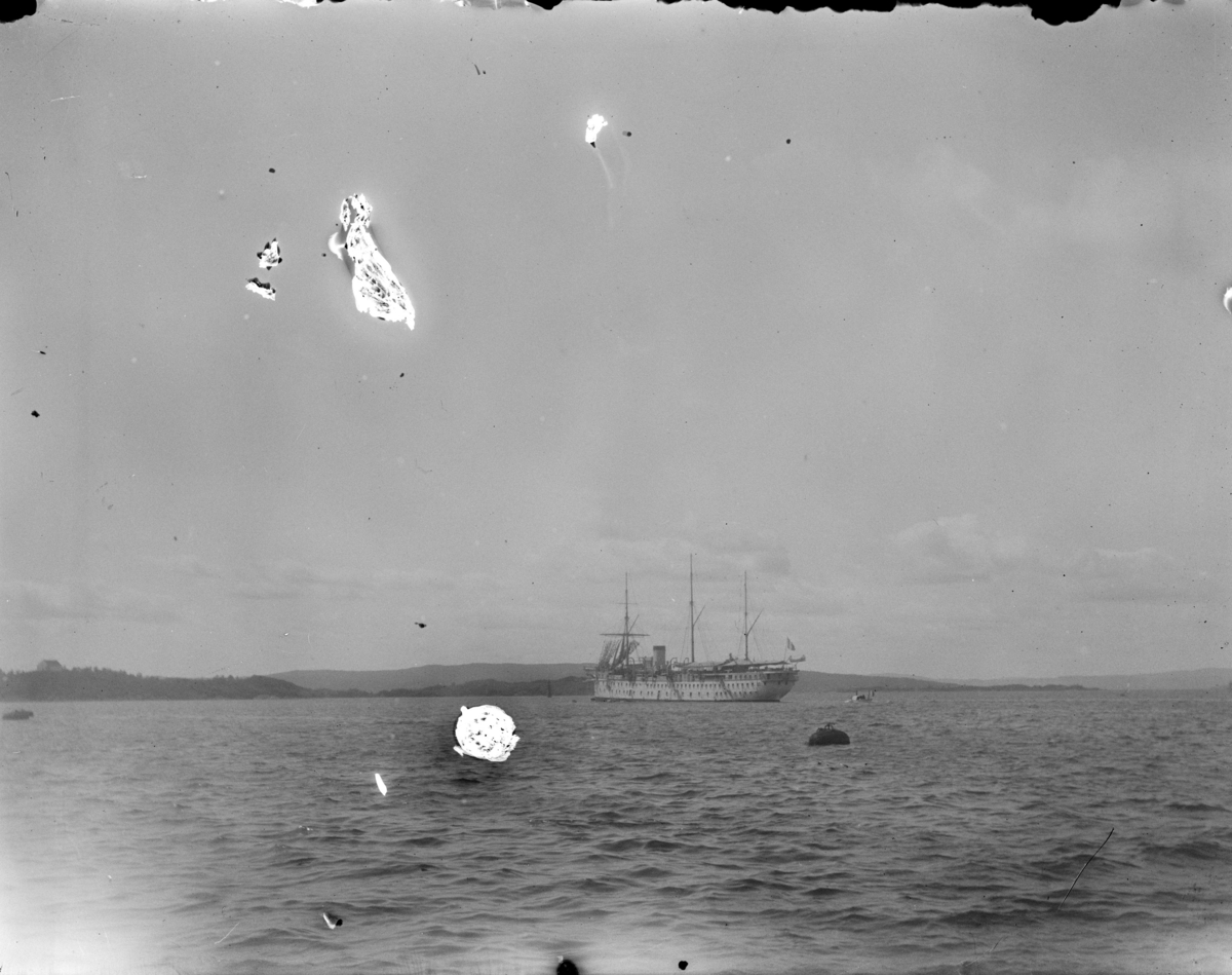 Stort skip, Oslofjorden? Høyst sannsynlig er fartøyet på bildet franske Duguay-Trouin, som ofte besøkte Kristiania og andre norske havner under
tiden som kadettskip 1900-1912