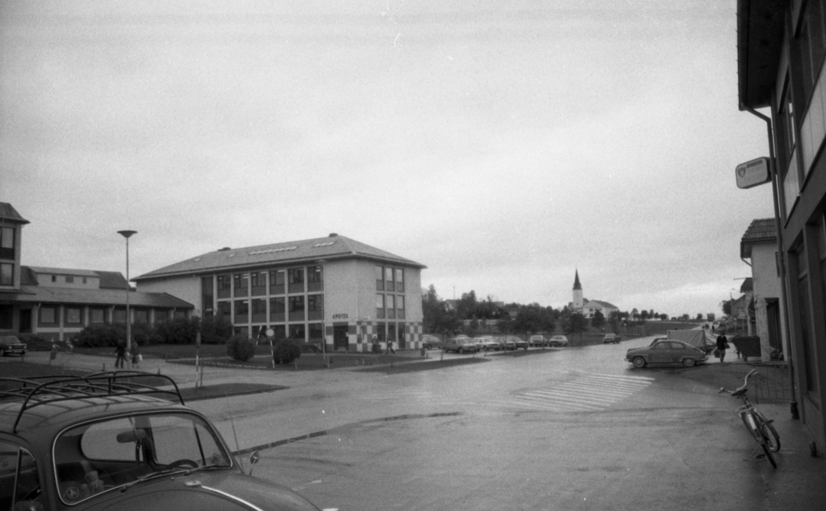 Sortland rådhus med Vesterålsgata, 27. september 1976. Sortland kirke i bakgrunnen til høyre.
