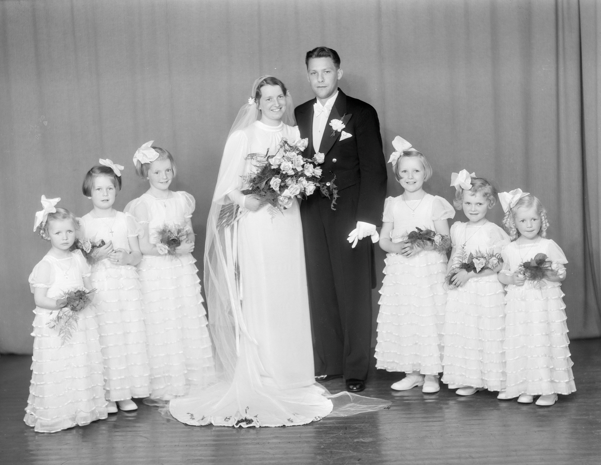Brudeparet Elisabet Andresen og Knut Johan Gjesdal,  2 gruppebilder med brudepar og seks brudepiker og 2 gruppebilder med seks brudepiker