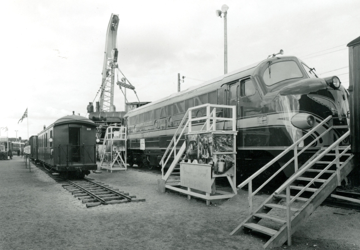 Diesellokomotiv Di 3 602 på NSBs 100 års jubileumsutstilling på Framnes. Bak til venstre Urskog-Hølandsbanens personvogn BCo 3
