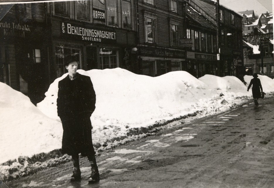 Bekledningsmagasinet A/S Shotland, 1920- eller 1930-tallet. Mann i forgrunnen: Gunnar Haugen (sønn til fotografen).