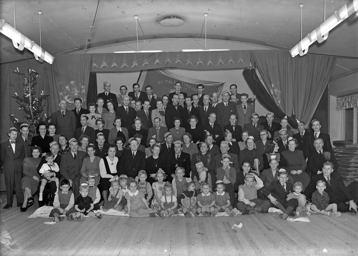 Gruppbild på deltagare vid Svenska Målareförbundets (avd 79) julbord på Folkets hus, 1949.