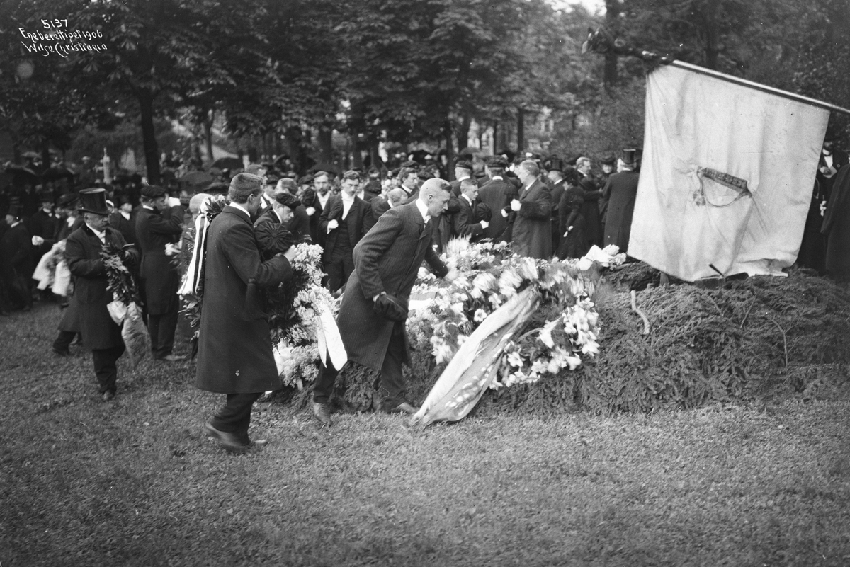 Sangerfanen senkes over graven til Henrik Ibsen på Vår Frelsers gravlund i Oslo 1. juni 1906.
