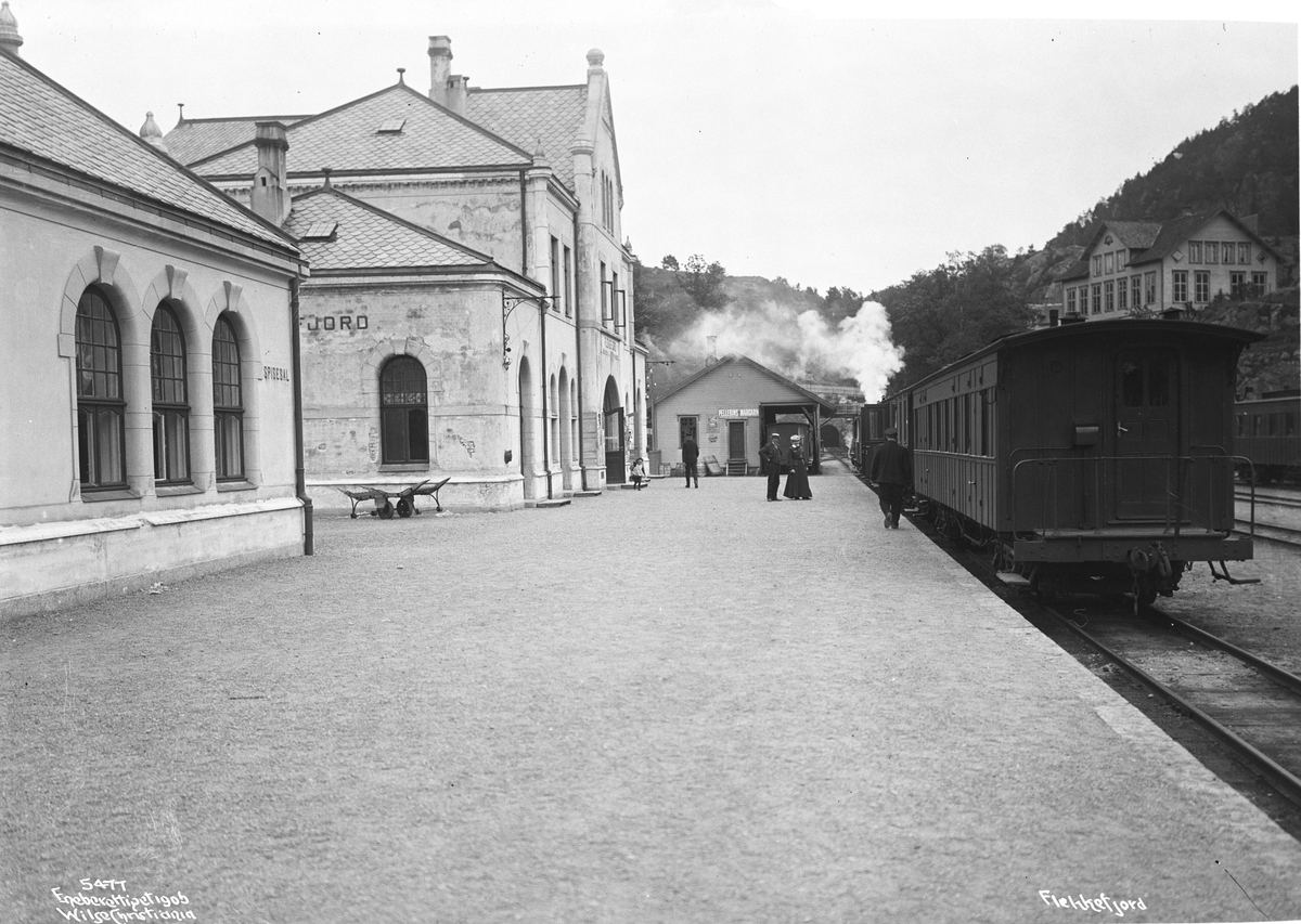 Flekkefjordbanen på Flekkefjord jernbanestasjon. Fotografert i juni 1906.