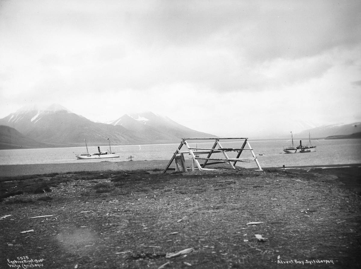 Rester av overvintringshytte i Adventfjorden. Fotografert 18. august 1906.