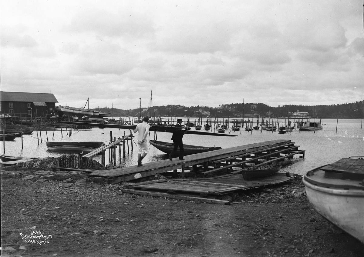 Hannibal Fegths båt bæres ut. Fotografert i 1907.