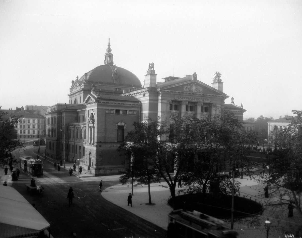Nationaltheatret og Studenterlunden sett fra Stortingsgata. Fotografert i 1907.