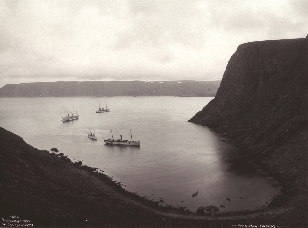 Flere skip ligger ankret opp i Hornvika ved Nordkapp. Fotografert i 1907.