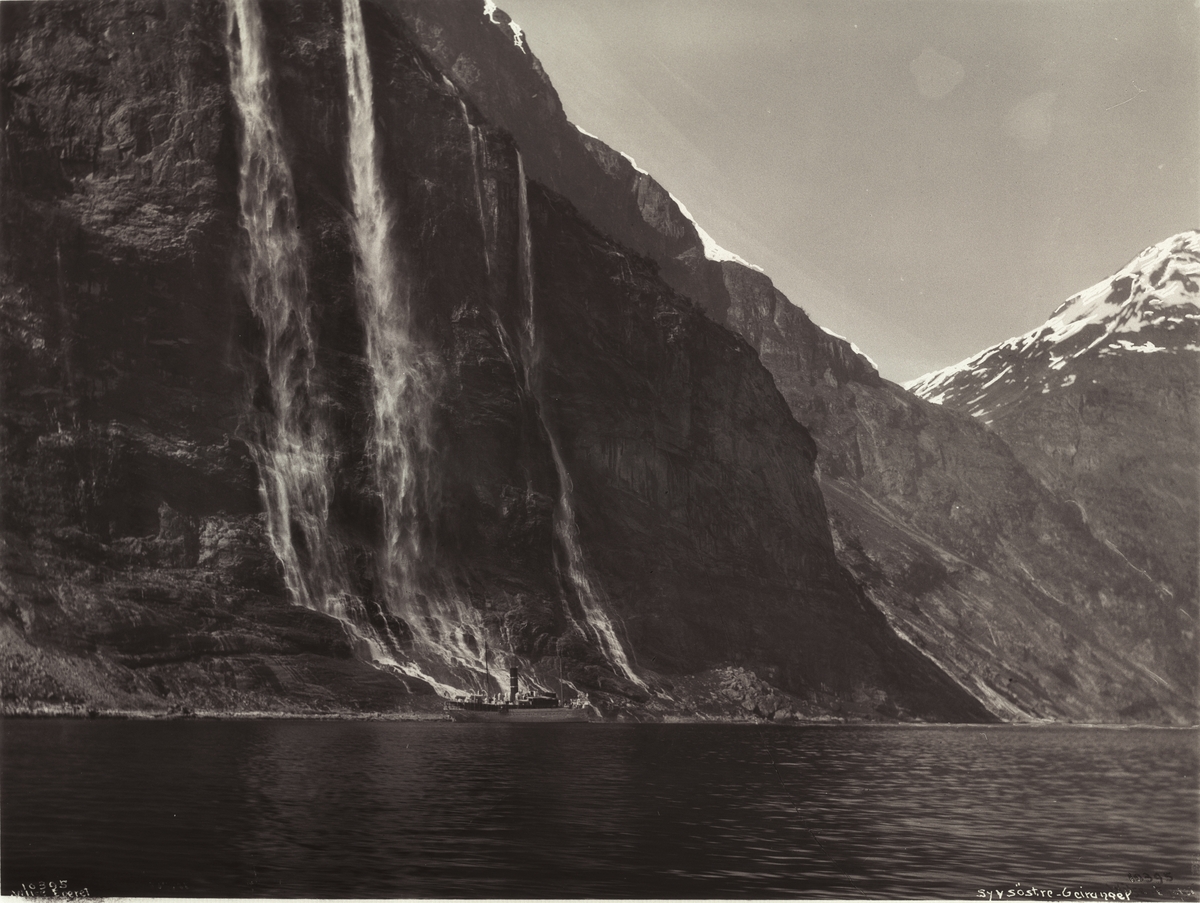 Fossen De syv søstrene i Geirangerfjorden. Fotografert i 1909.