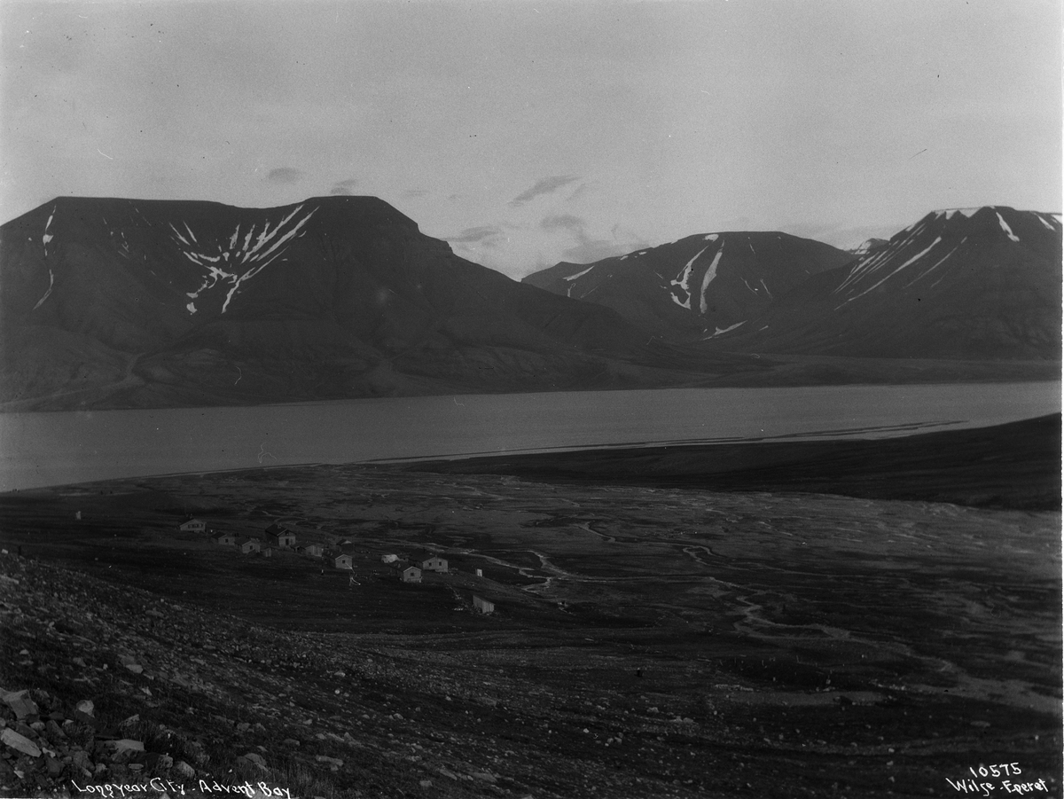 Artic Cool Co. driver gruvedrift i Longyearbyen i Adventsfjorden. Fotografert 16. august 1909.