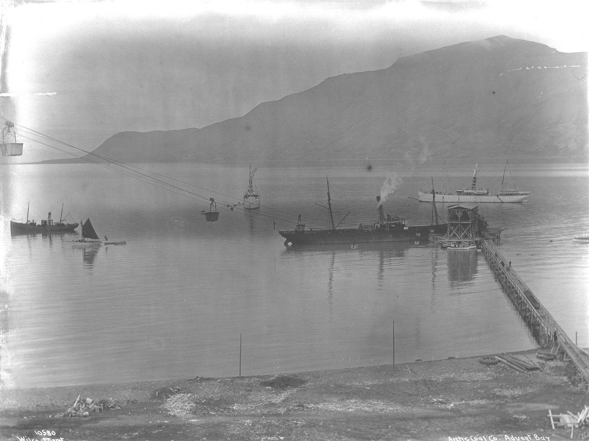 Frakteskip lagt til ved kullpiren (utstikker-brygge) i Adventfjorden. Fotografert i 1909.