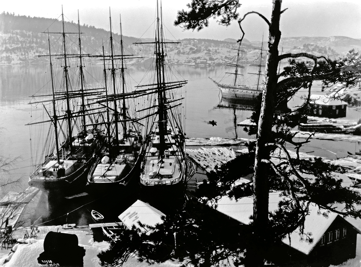 Tre seilskuter ligger til kai ved Biørns Verft i Tallakshavn, Kragerø.