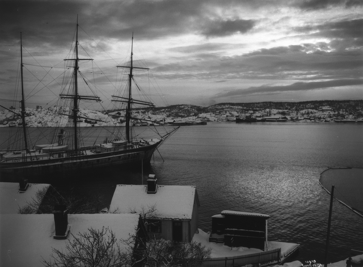 Seilskipet Elvira ligger til kai i Tallakshavn.  Stemningsfull vinterdag.