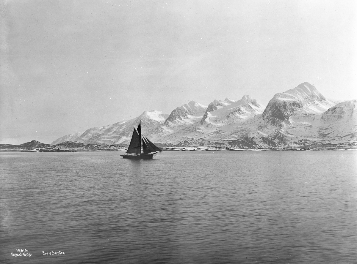 Seilbåt for fulle seil utenfor Alstahaug og fjellrekken De syv søstre april, 1917.