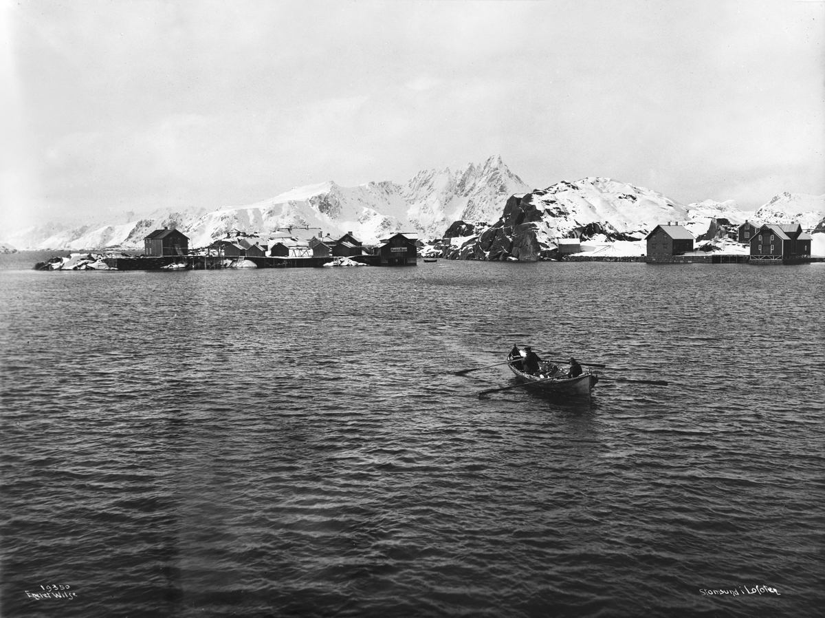 Mennesker i robåt på vei fra fiskevær, april 1917.