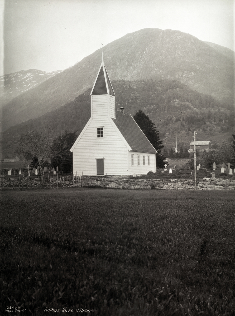 Ålhus kirke ved Jølstervann.